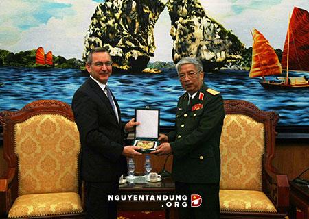 รัฐมนตรีช่วยว่าการกระทรวงกลาโหมเวียดนามให้การต้อนรับรองผู้ช่วยรัฐมนตรีต่างประเทศสหรัฐ